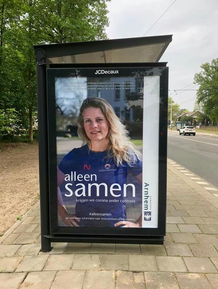 Krista in bushokjes voor de campagne Samen krijgen we Corona onder controle van de Gemeente Arnhem